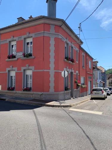 Longwy Agglomeration House | Couleur Framboise