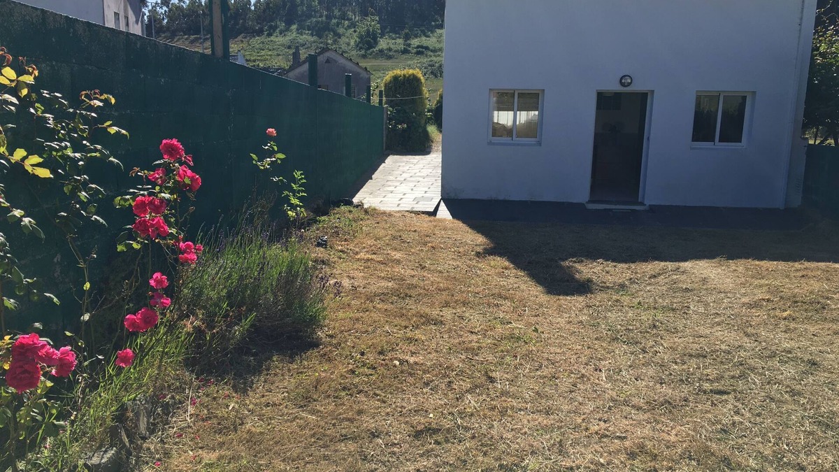 Ortigueira House | Country house with gate next to the sea
