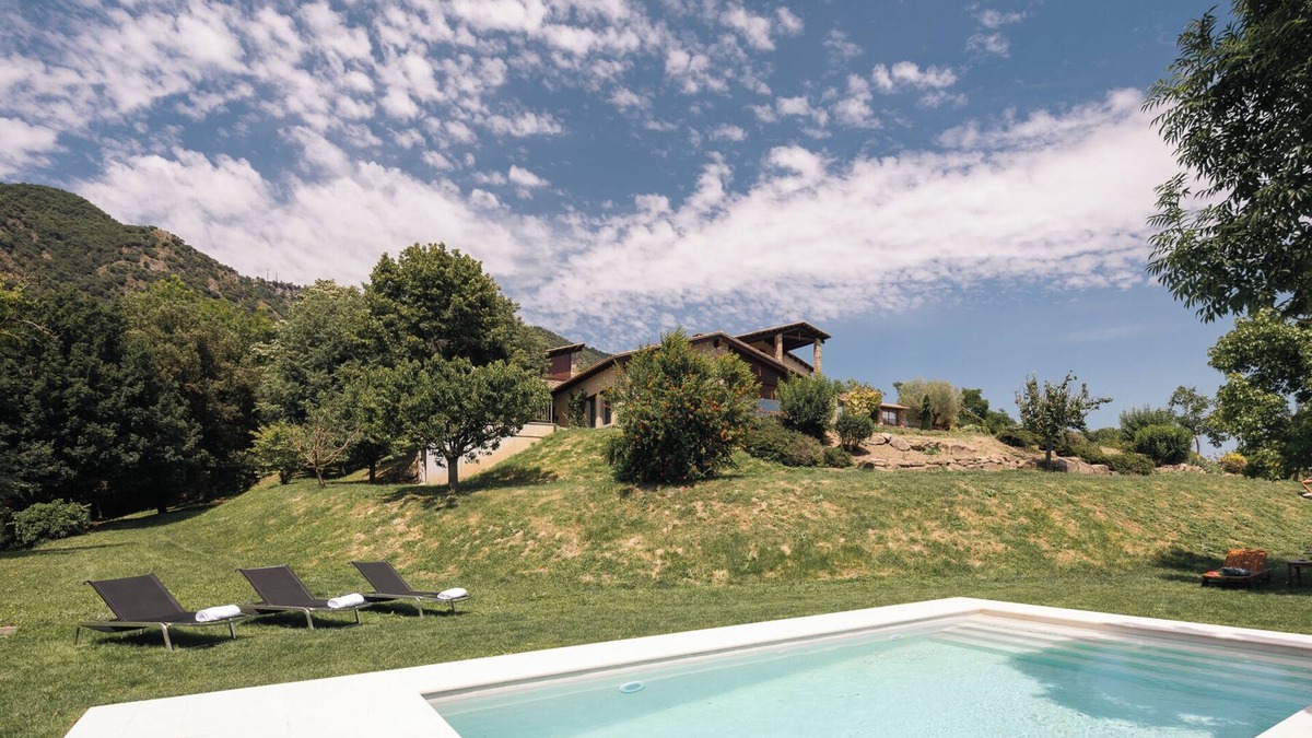 Sant Pere de Torello Villa | Country House 'Mas Redortra' with Mountain View, Wi-Fi and Air Conditioning