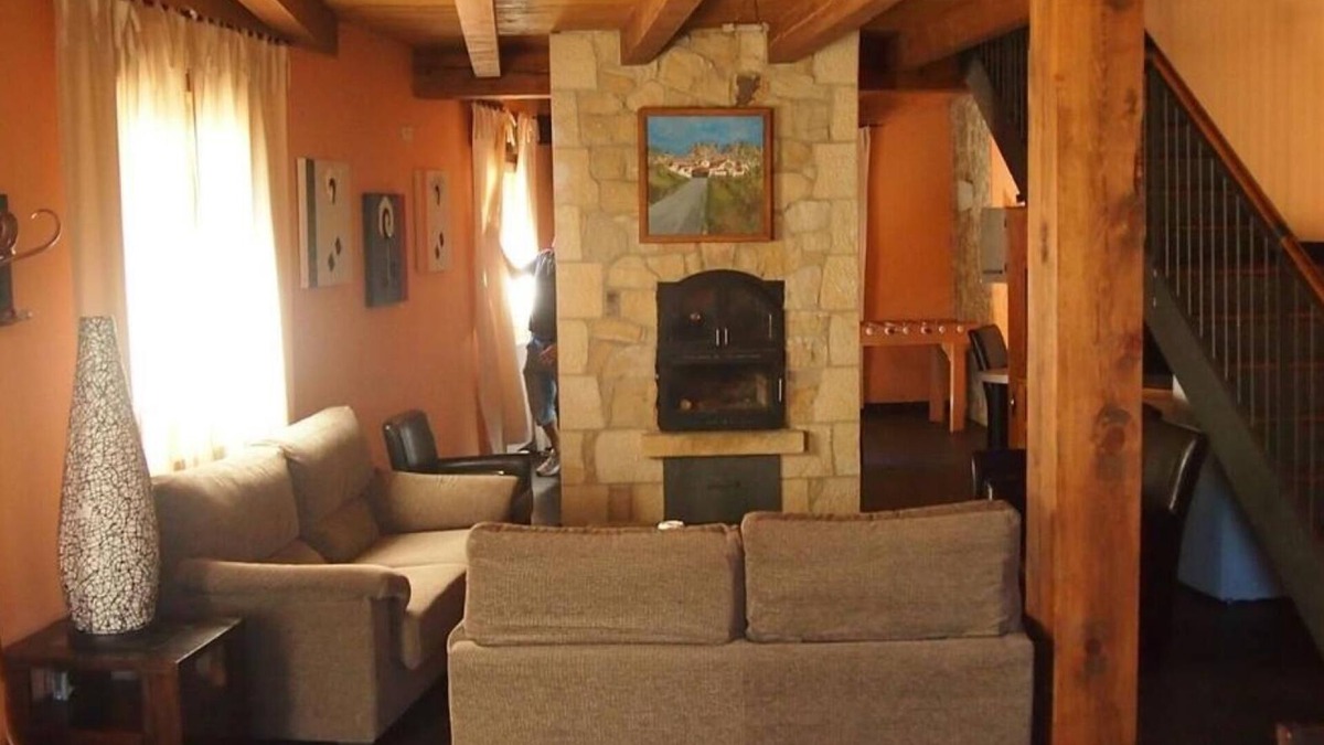 Pinilla de los Barruecos House | Country House 'Los Barruecos' with Mountain View, Shared Terrace and Wi-Fi