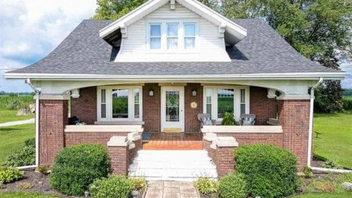 Elkhart House | Country and Chiq 3 bedroom home with acre property! And