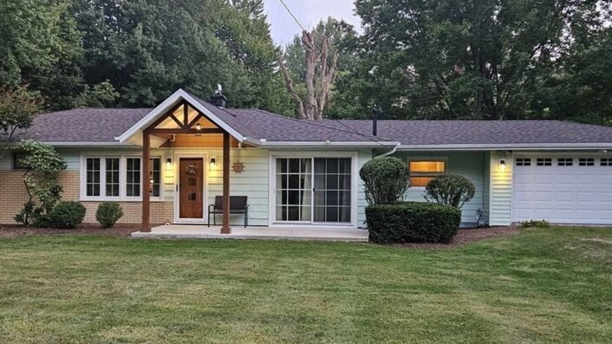 Riverside House | Country Beauty and Feel, Minutes away from the Best Michigan has to offer!
