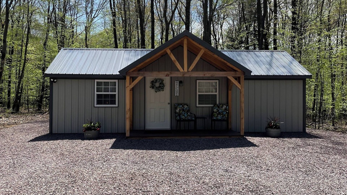 Central City Cabin | Country cabin 2. Minutes from Mountain Ridge ATV Park and Flight 93 Memorial.