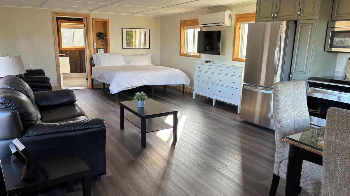 Bradford West Gwillimbury Cabin | Country Cabin Escape | King Bed | Pet Friendly
