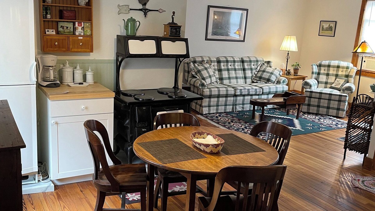 Bainbridge Apartment | Country Charm🌿 A very comfortable 2nd floor, 2-bedroom apartment in Bainbridge