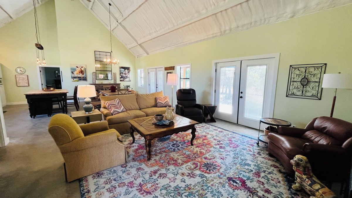 De Leon House | Country Chic Escape - relax and enjoy a new barndominium.