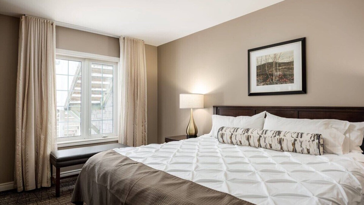 Oro-Medonte Apartment | Country Club Suite: King Bed, Jet-Tub, Pool, Gym