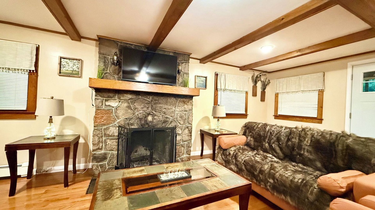 Montague House | Country Comfort Cabin by Eden Islands