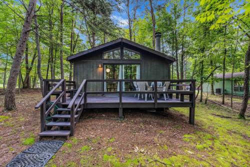 The Woods Ski Chalet | Country Comfort - Wifi, Fireplace, Golfing, Hiking, Deck, Pool Access