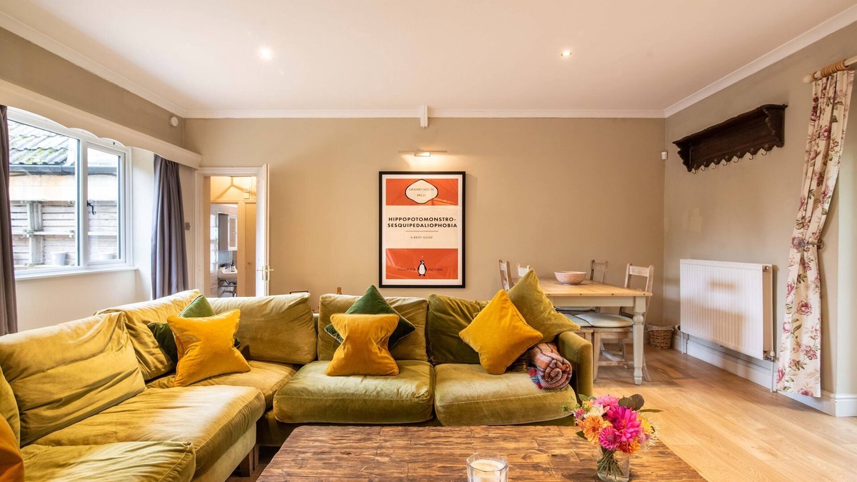 Bradford-on-Avon House | Country Cottage Fireplace Parking Sleeps 7 Nr Bath set in a Country House Estate