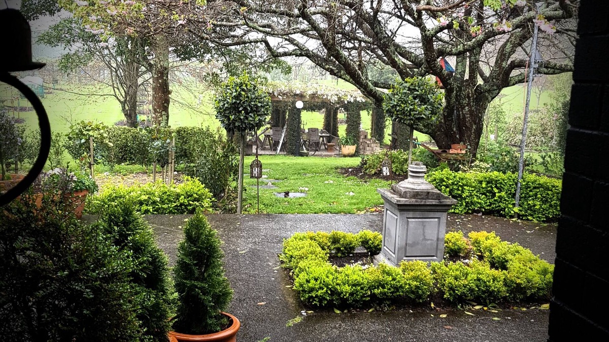 Tauranga House | Country cottage and small wedding venue set in divine garden setting.
