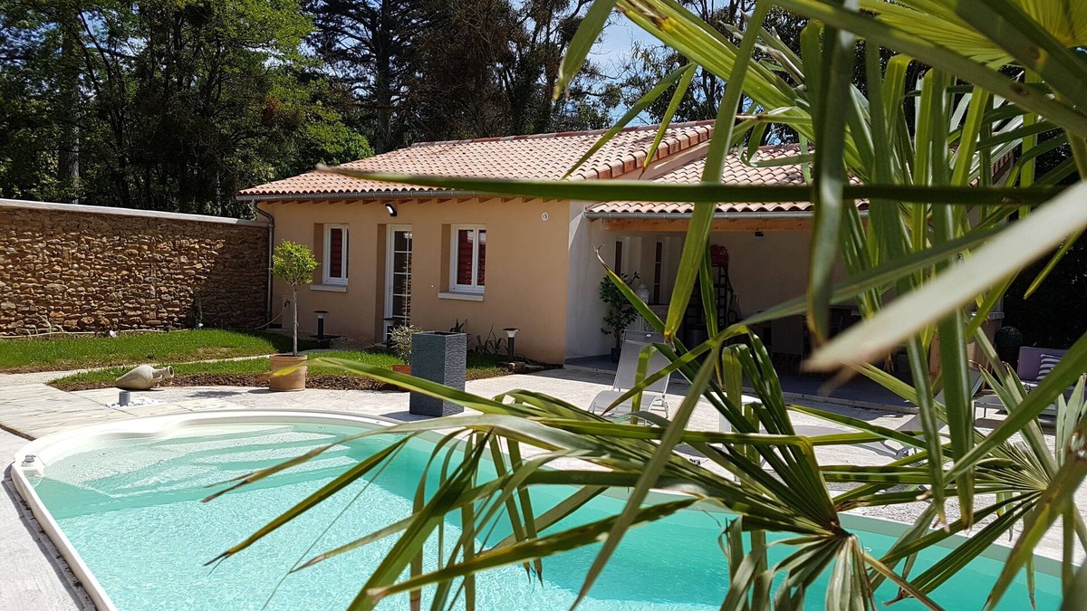 Gizay Cottage | Country cottage in Futuroscope country/Shared swimming pool