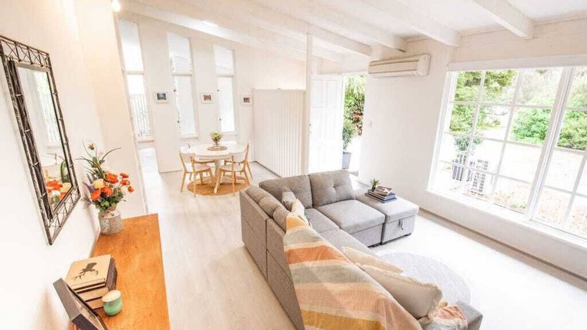 Mundaring House | Country Cottage in Mundaring Town Centre, walk to shops, parks and restaurants