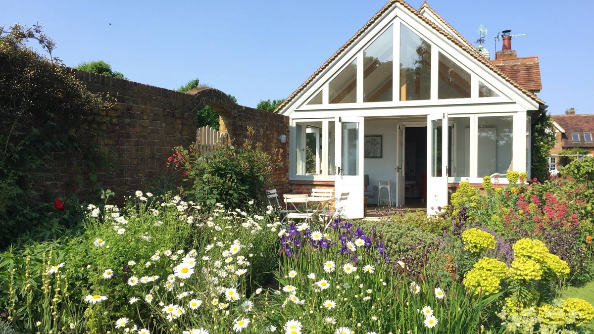 Stuppington House | Country cottage near Canterbury, shared use of tennis court & pool, dog friendly