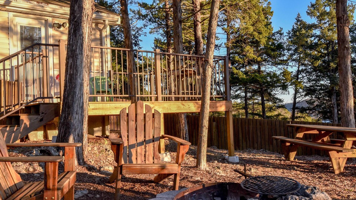 Camdenton House | Country Cottage, near HaHa Tonka Park, Free Kayaks & Outdoor Pavilion Game room