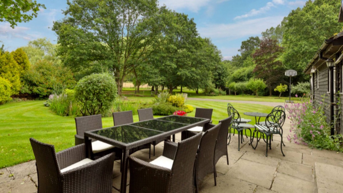 Guildford House | Country cottage nr Guildford/Woking (5 mins). Easy access to London (30 minutes)
