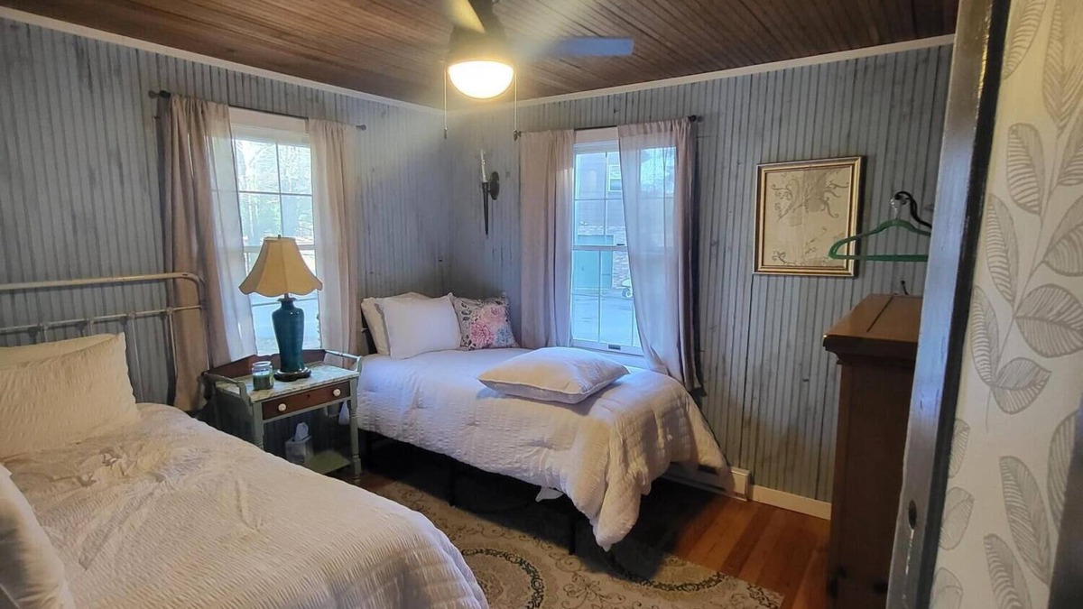 Mountainhome Cottage | Country cottage on historic property with lake, walking trails close to town.