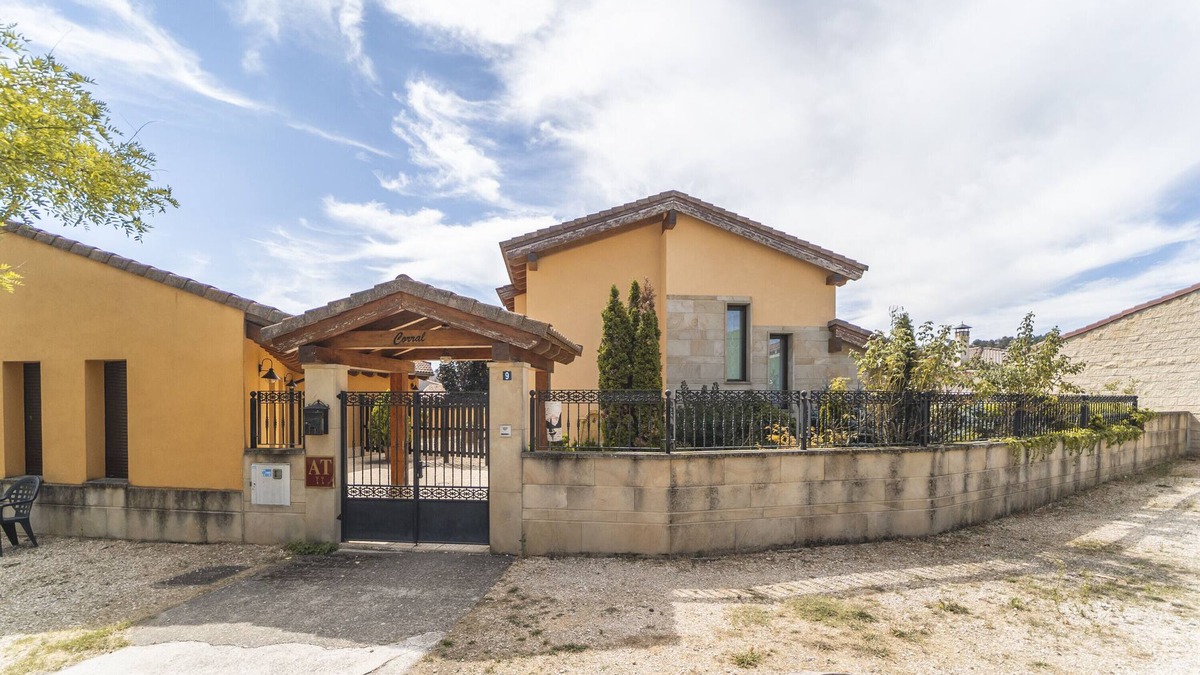 Espeja de San Marcelino House | Country House 'Rural Iglesia 1' with Shared Terrace, Private Garden and Balcony