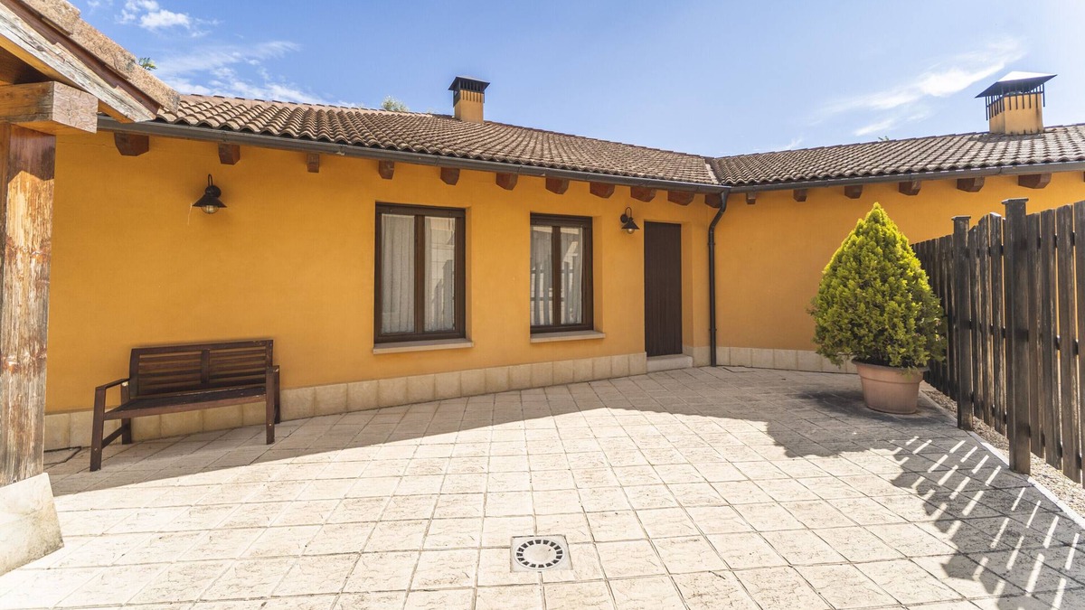 Espeja de San Marcelino House | Country House 'Rural Iglesia 3' with Shared Terrace, Private Garden and Balcony