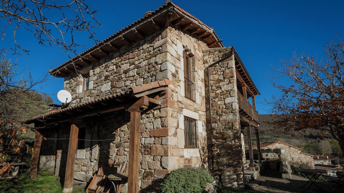 Santa Maria de Redondo House | Country House 'El Casuco' with Mountain View, Private Terrace and Private Garden