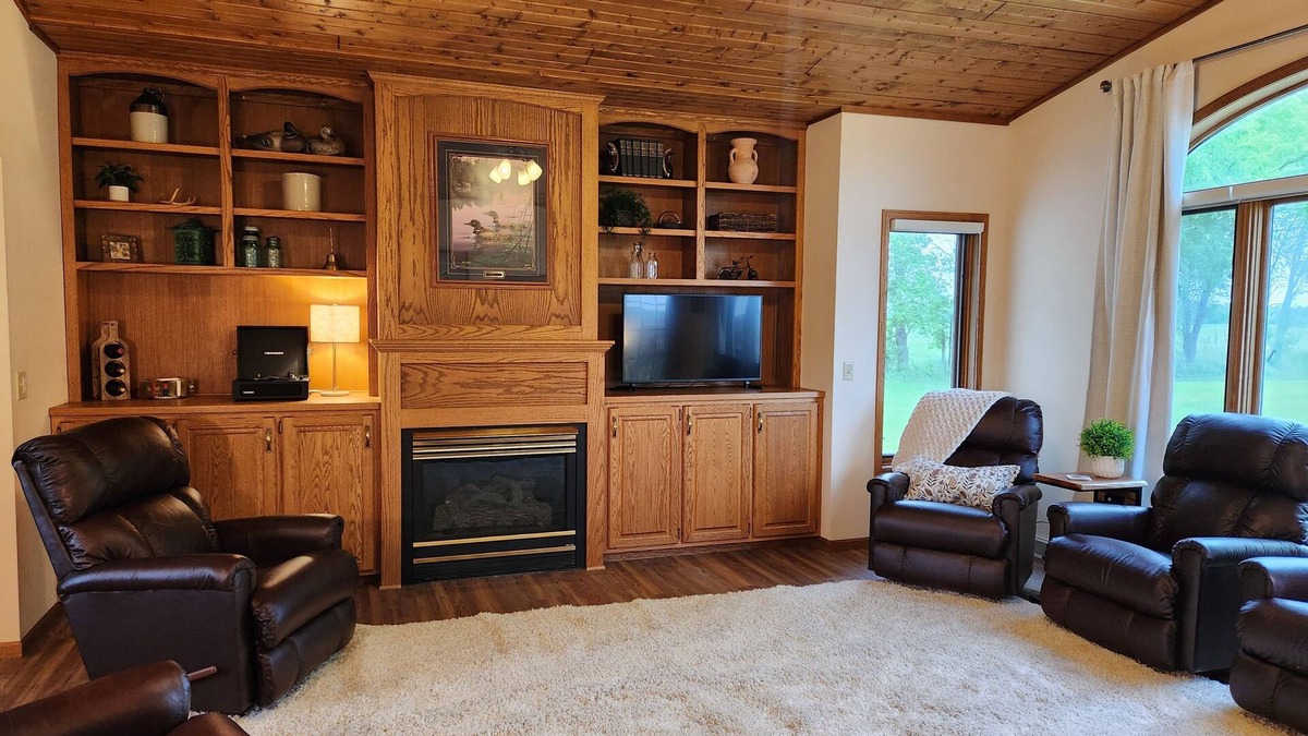 Hutchinson House | Country Escape 2BR, 2Ba, Lg Living, FireplacesnCrow River Winery Wedding Guests