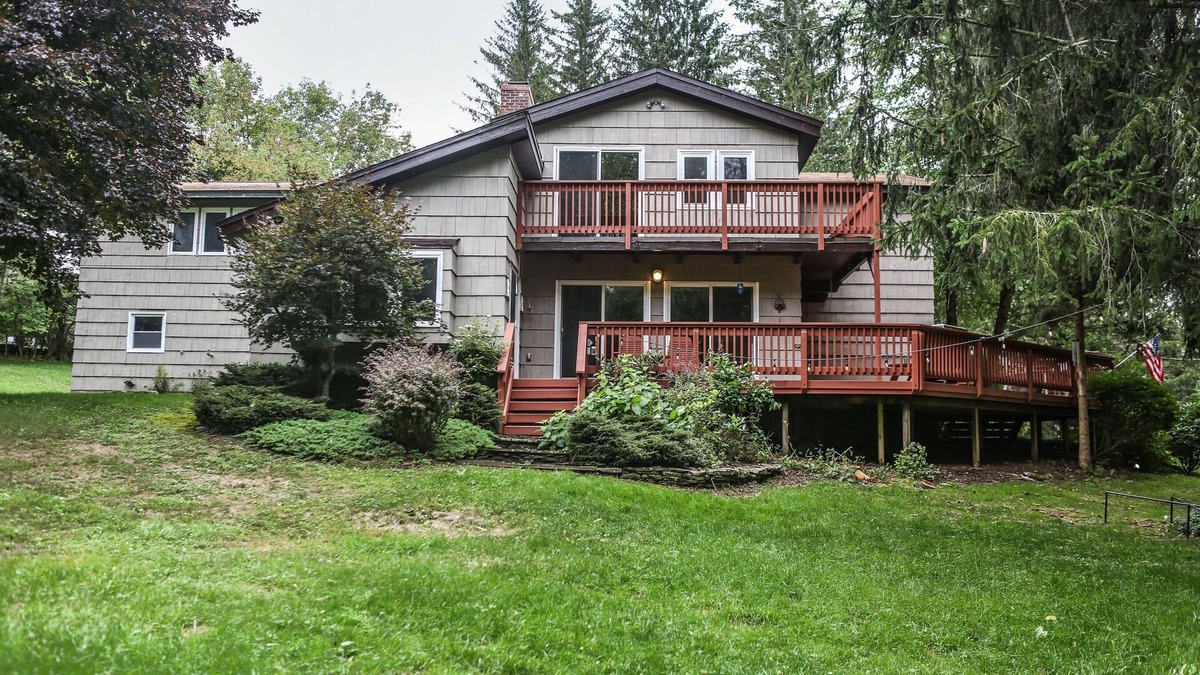 Denver House | Country Escape! 5 bed/5bath, 2 acre pond, pool/Foosball tables, Fire pit, Sauna