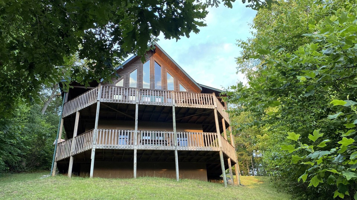 Franklin Ski Chalet | Country Escape Cabin in Smokies-Dog Friendly/Including Pool Table