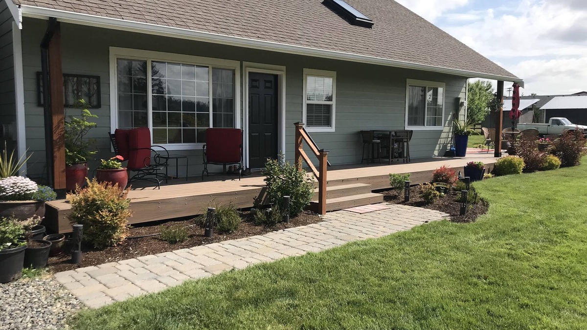 Yelm House | Country escape next to town for a quaint cottage getaway & majestic Rainer view