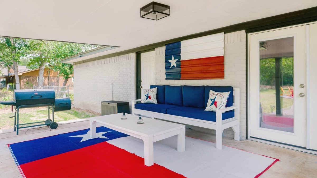 Leander House | Country Feel with Huge Backyard, firepit, cornhole games, grill, volleyball court, next to train