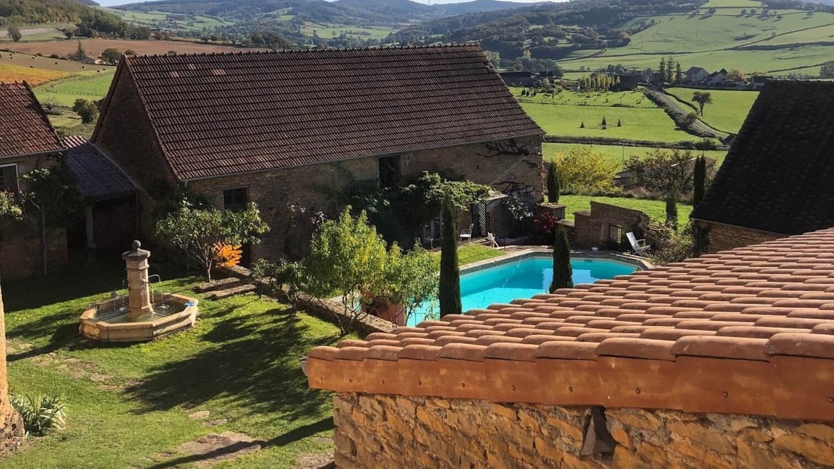 Salornay-sur-Guye Cottage | Country house for 10/12 beds with swimming pool near Cluny