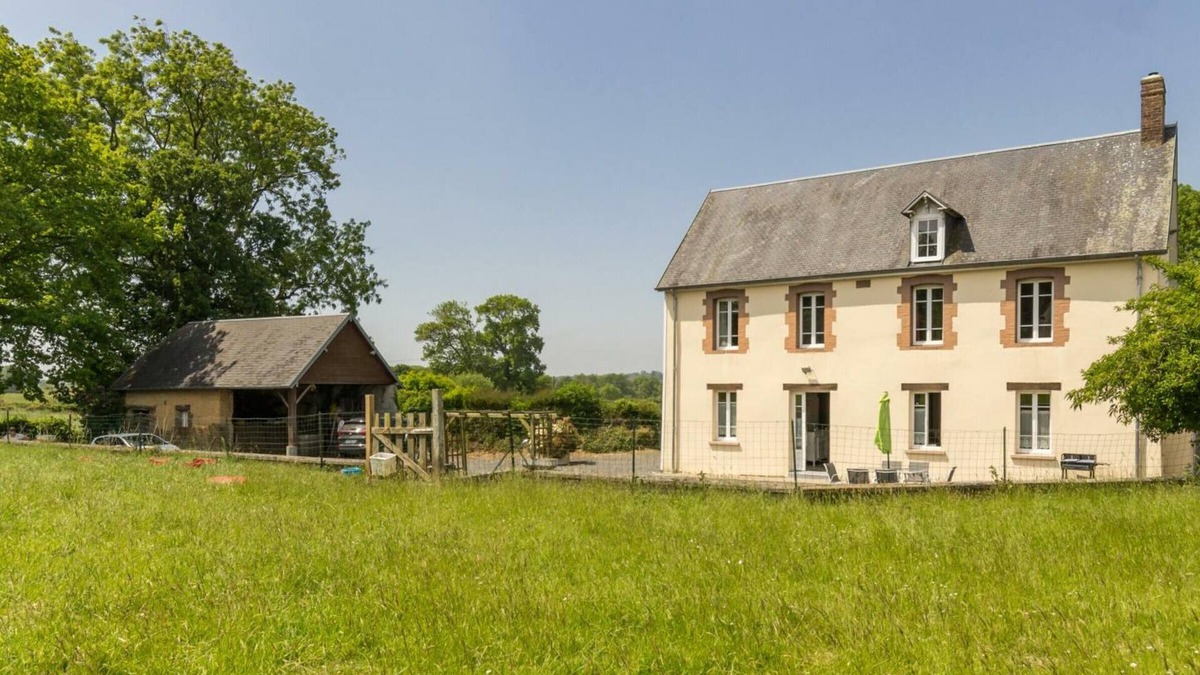 Saint-Martin-de-Cenilly Cottage | Country Retreat with Garden, Parking, and Pet-Friendly