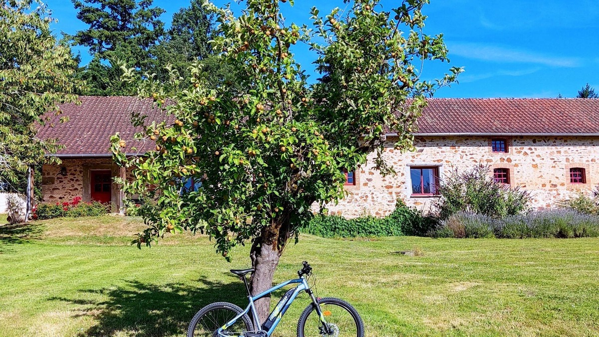 Saint-Pierre-de-Frugie House | Country house in Périgord Vert with private games room and swimming pool
