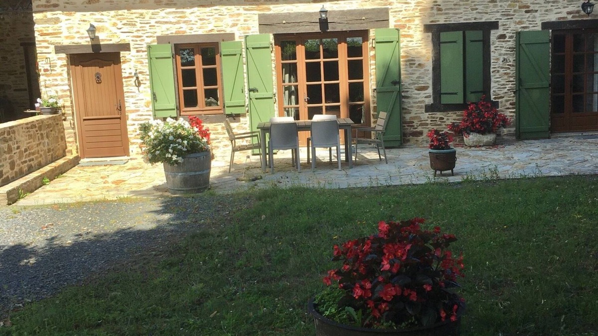 Pays de Saint-Yrieix House | Country house with garden and terrace. Single-storey house.