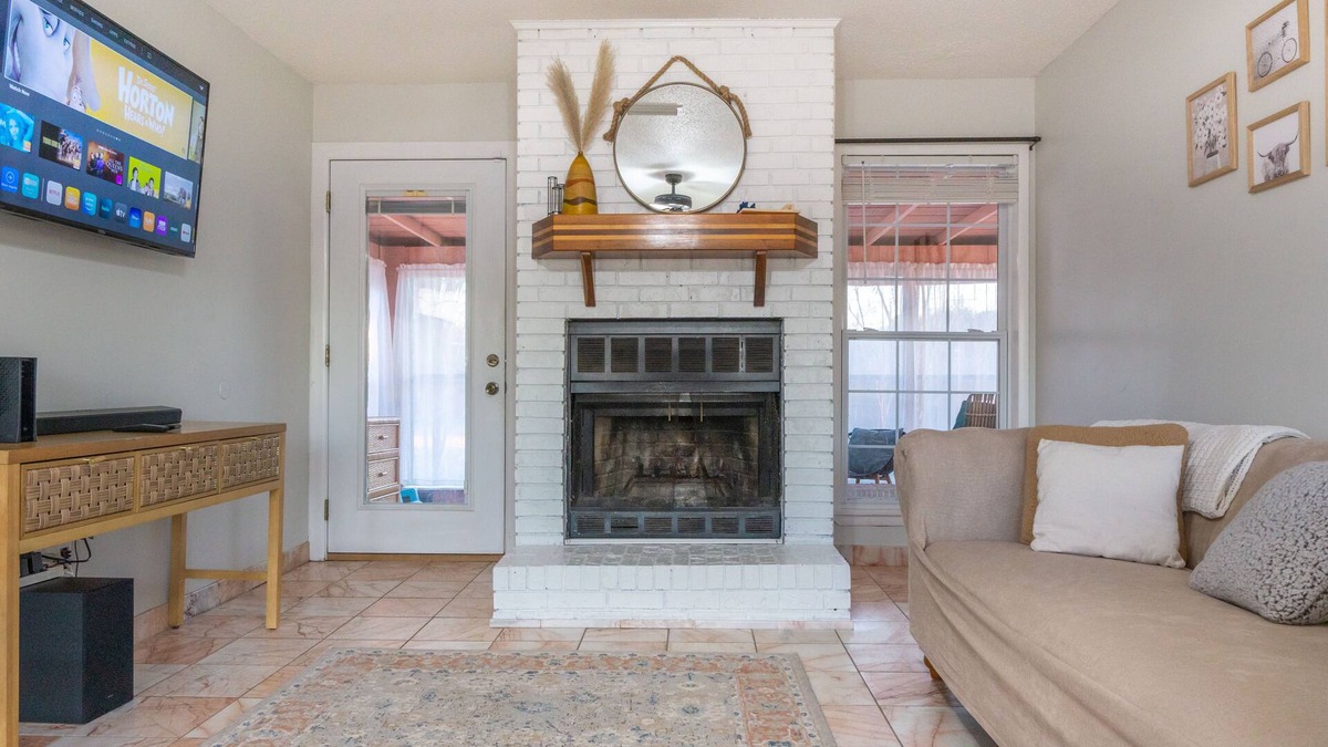 Enterprise House | Country Gardens- spacious yard 5 minutes from downtown!