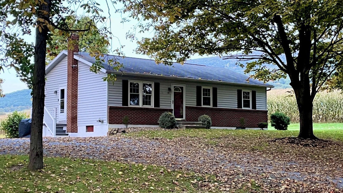 Loysburg House | Country Getaway, 2- bedroom, Jacuzzi, fire ring
