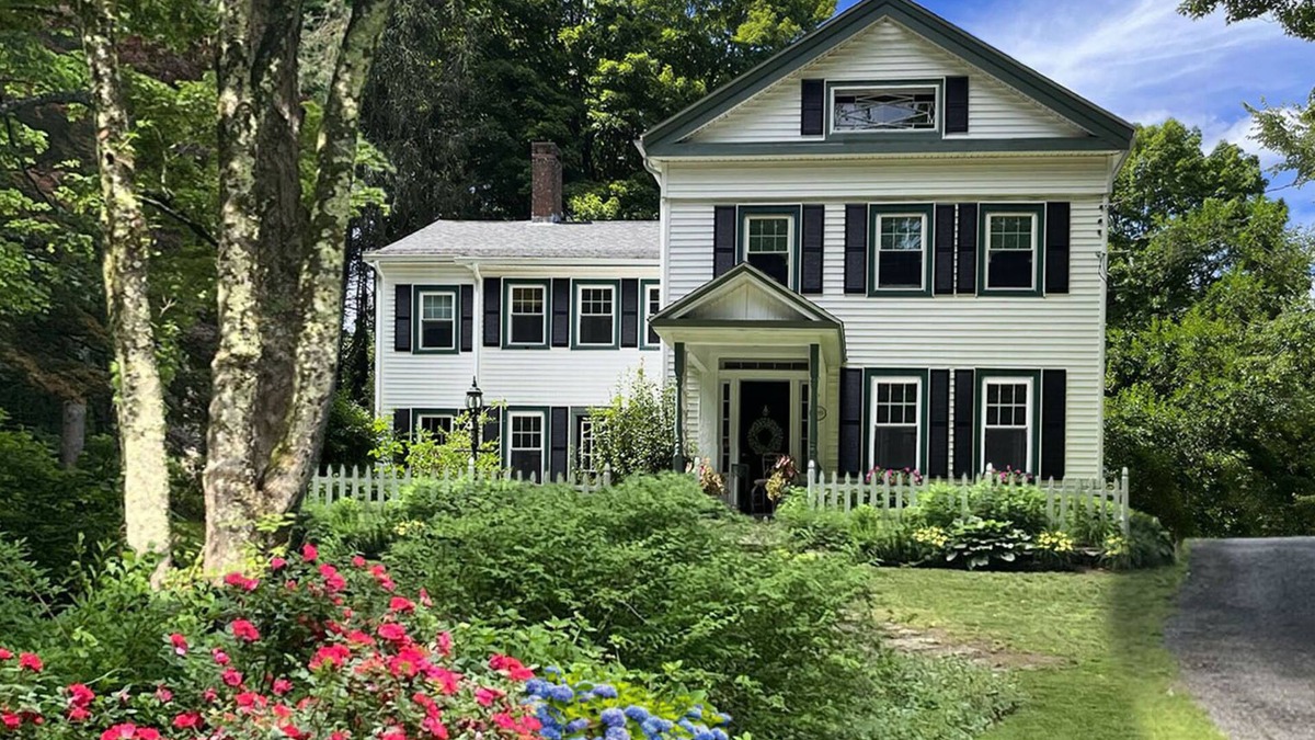 East Hampton House | Country getaway in 2 family home, huge yard & grounds, minutes from lakes & more