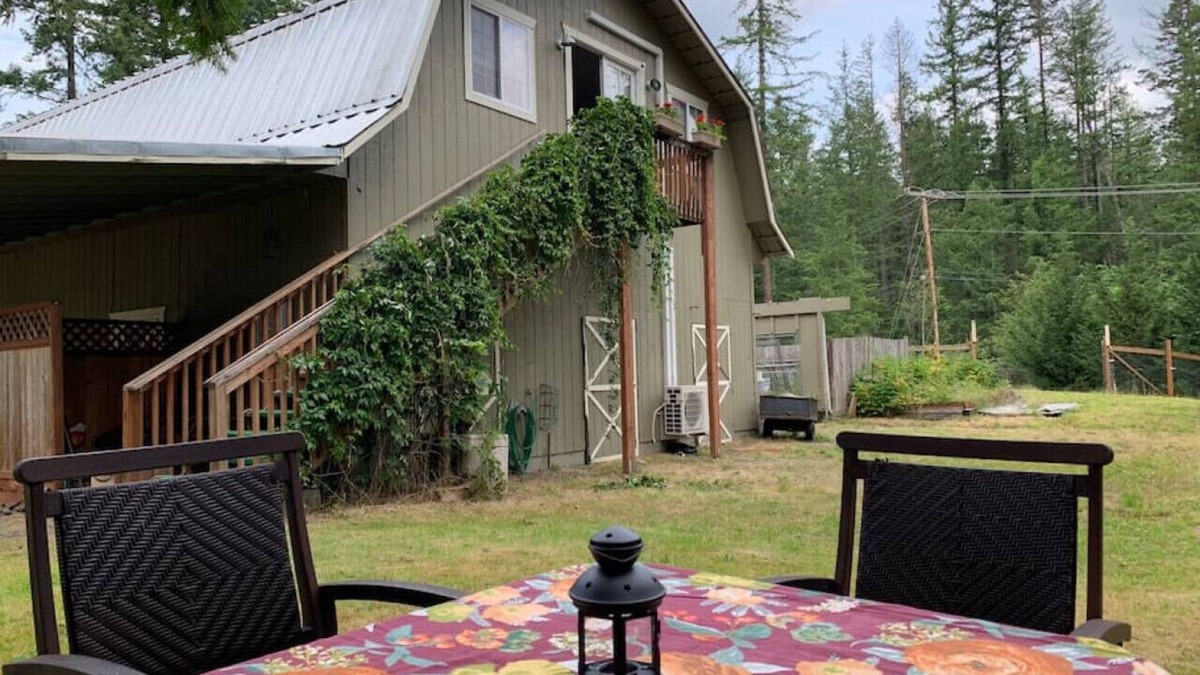 Hobart House | Country Getaway near Seattle