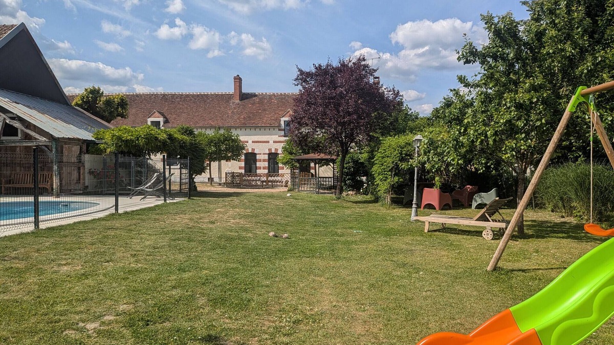 Chabris Cottage | Country getaway with shared pool in Chabris