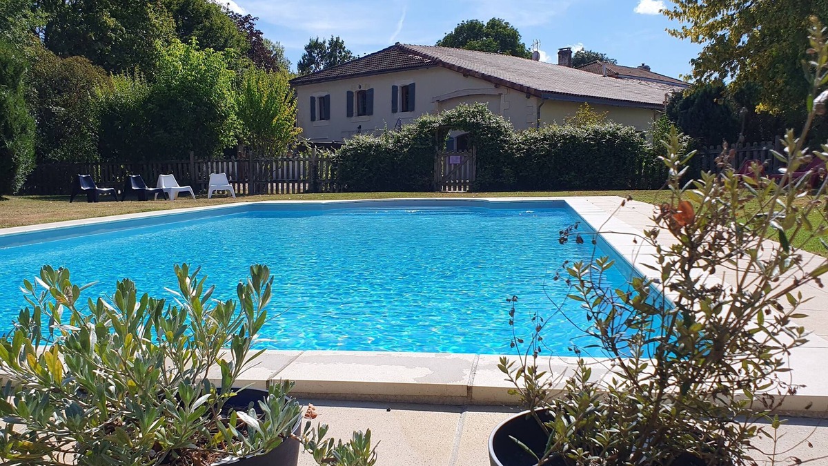 Chaunac Cottage | Country gîte for 12 people with heated swimming pool