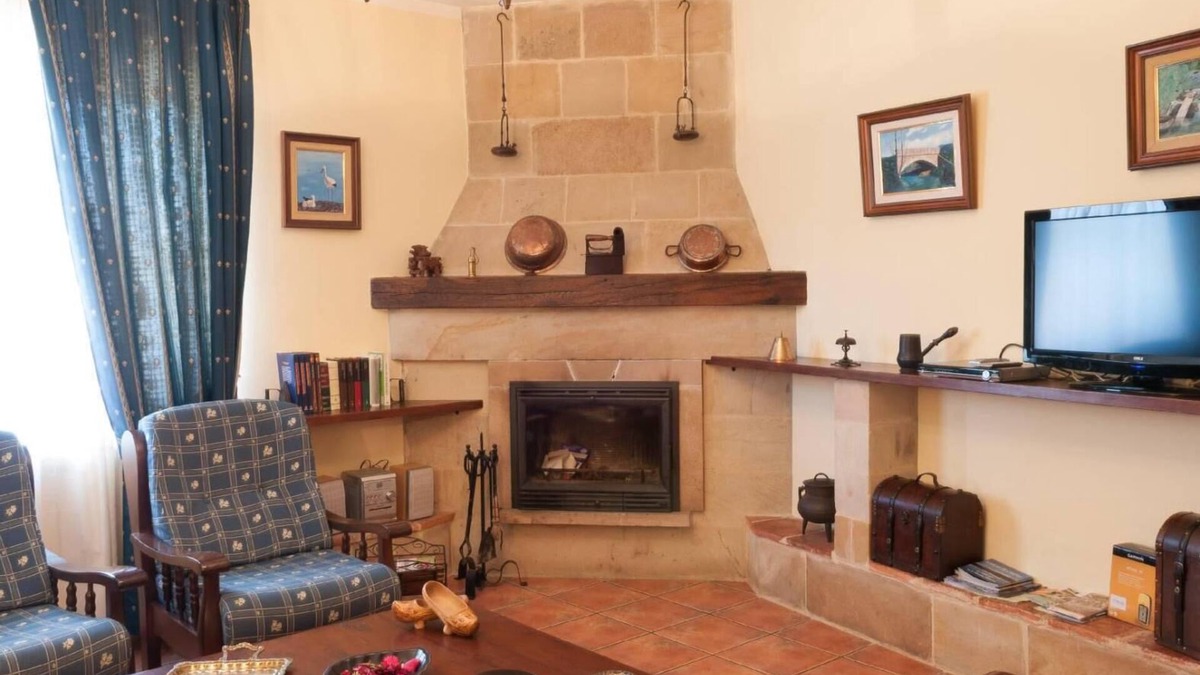 Barruelo de Santullan House | Country House 'Vielba' with Mountain View, Private Terrace and Wi-Fi