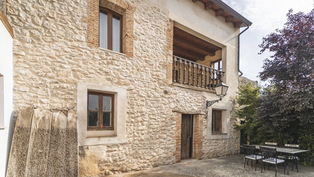 Canalejas de Penafiel House | Country House 'El Pico' with Mountain View, Private Terrace and Wi-Fi