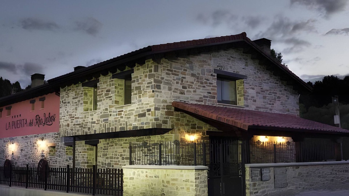 San Leonardo de Yague House | Country House 'La Puerta Del Rio Lobos' with Mountain View, Private Pool and Wi-Fi