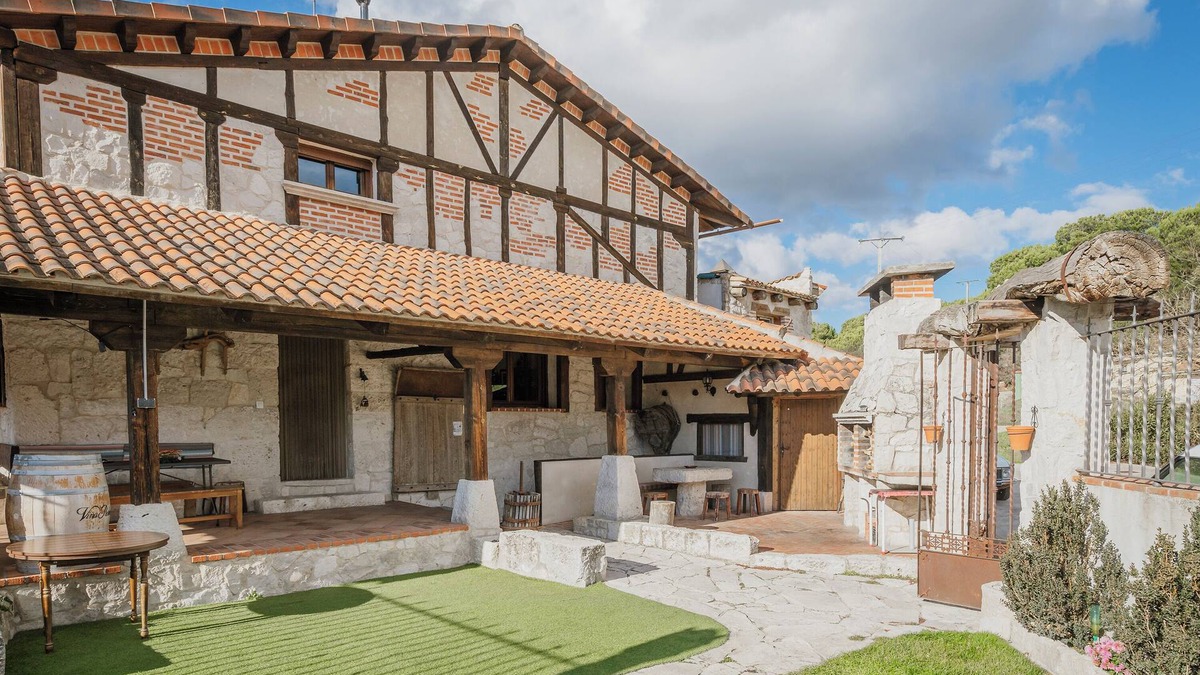 San Miguel del Arroyo House | Country House 'El Pico Llanillo' with Mountain View, Private Pool and Wi-Fi
