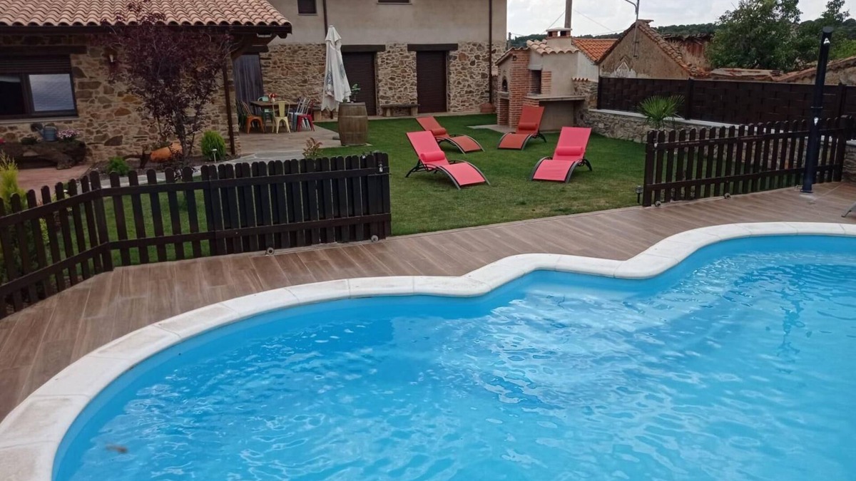 Sanchon de la Sagrada House | Country House 'Casa Rural Gorriones' with Private Pool, Private Garden and Wi-Fi