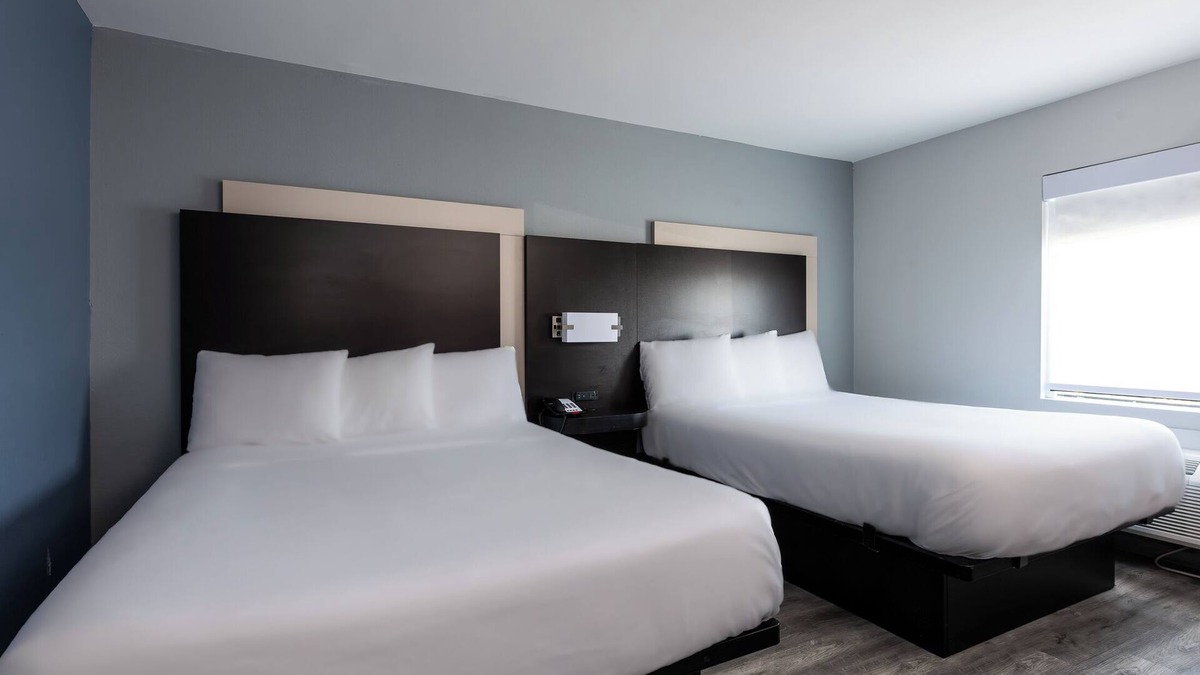 Forest Park Hotel | Country Hearth Inn & Suites