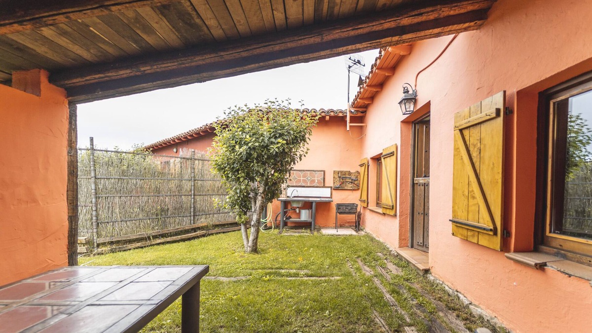 Castrejon de la Pena House | Country House 'La Casina' with Mountain Views and Private Garden