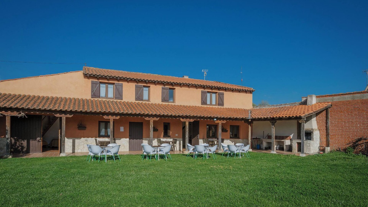 Villalcazar de Sirga House | Country House 'Don Camino' with Private Terrace, Private Garden and Wi-Fi