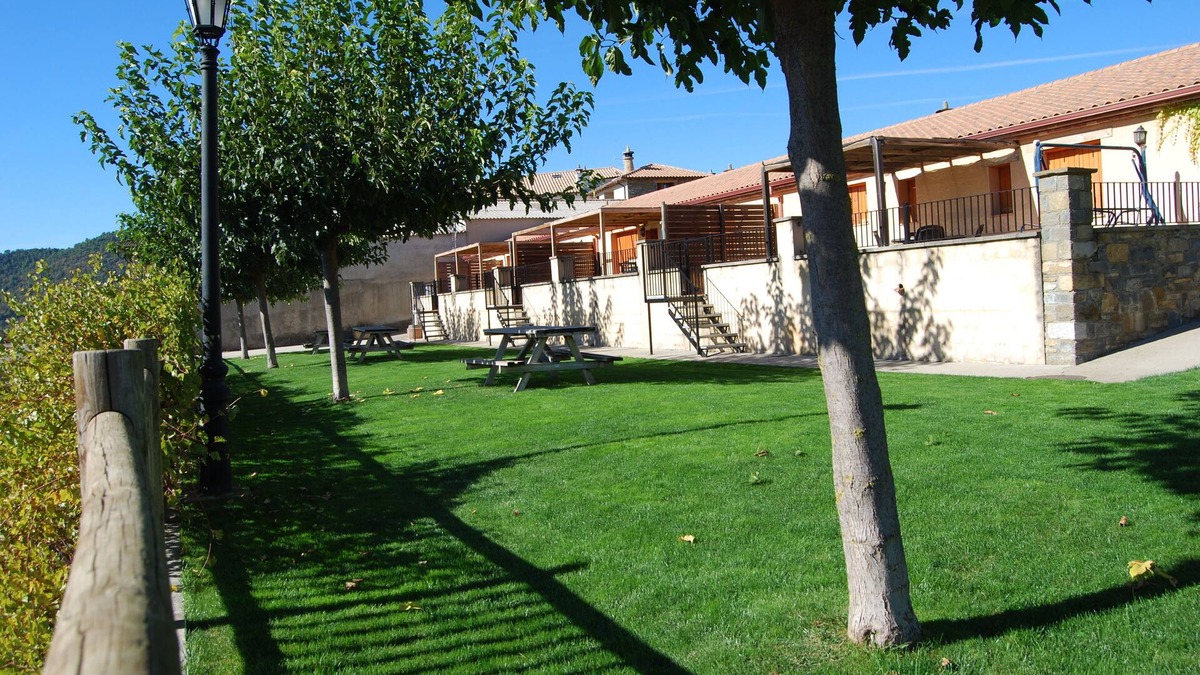 Alueza Cottage | country holiday home - Alueza House with garden