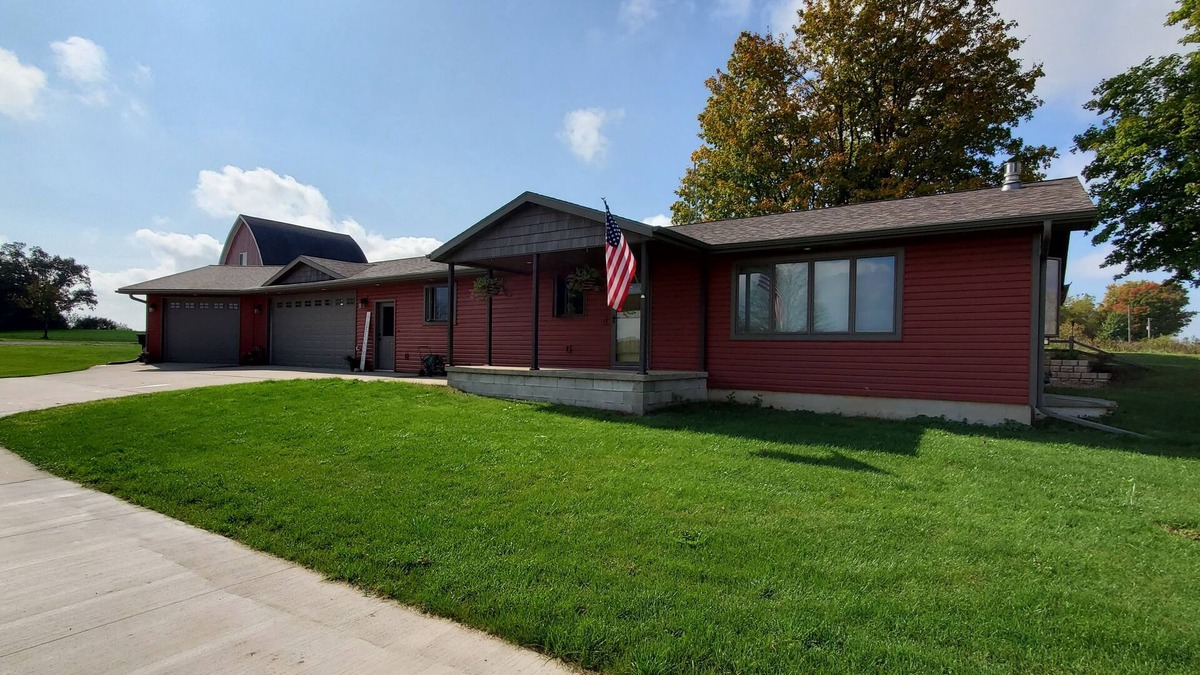 Pickett House | Country home 1/2 hour from EAA Oshkosh