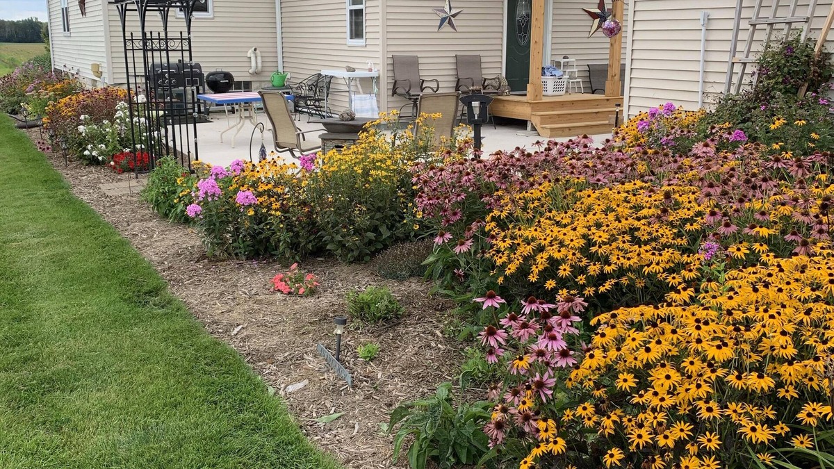 Pickett House | Country home 10 miles from EAA! Easy access to EAA grounds. Avoid I-41 traffic!